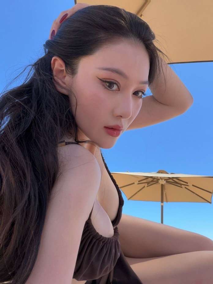 KNananou's tweet photo. 推特放大招了，只需要女神的一张照片，你就能让视频里的女主换成她，图生视频，视频换脸，照片脱衣，高清模版

马上体验👇👇 

https://t.co/ZOjJ2rsT8b

- https://t.co/vu24MIRnSK