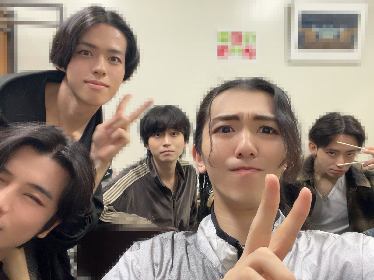 yuto_nakaya's tweet photo. #レタステ 場当たり1日目無事終了しました！！

いよいよ明日初日でございます

宝石箱の新学期お楽しみください🪄🪄

写真はアンサンブルズで📸 https://t.co/DDhZcUfRth