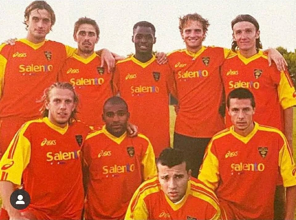 LecceArchive908's tweet photo. Il leggendario Lecce 2004/2005 di Zeman resta una delle squadre più iconiche del calcio italiano.
66 gol fatti (secondo miglior attacco dietro solo alla Juventus)
73 gol subiti (peggior difesa)
44 punti complessivi e una storica salvezza centrata. #LecceArchive #UsLecce #SerieA https://t.co/35pTLfAkXx