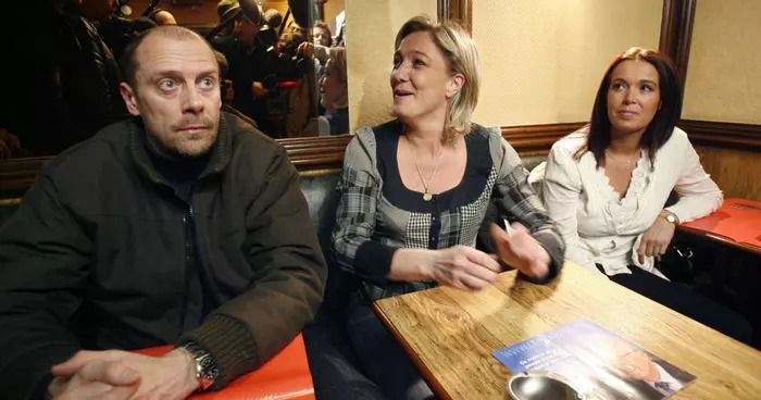 Steve319447's tweet photo. @MLP_officiel Tais toi donc la voleuse,la marionette de #Poutine !
l'Heritiere de son papa #antisémite,#negationniste,la copine des antisemites frederic #Chatillon,Alain #Soral et toute la smalla petaino-poutiniste du #FN/#RN protegée par les fumiers de l'info @lci,@bfmtv,@cnews etc! https://t.co/IRslzq4L5n