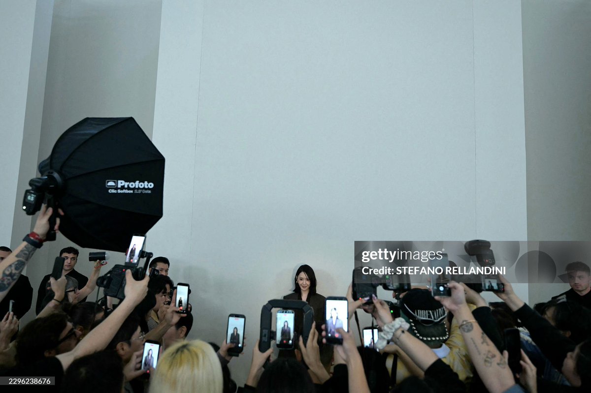 530_zip's tweet photo. 윤아님 패션쇼에서 MZ샷 찍었네 https://t.co/dyRaJXb6Xu