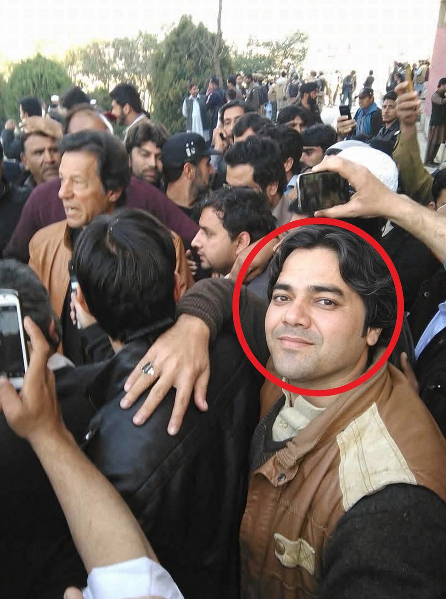 syed_bacha's tweet photo. یہ میری 2013  کی تصویر ہے۔ اس وقت میں ان نوجوانوں میں شامل تھا جو عمران خان کو اس ملک کا مسیحا اور ایک روحانی شخصیت سمجھتے تھے۔ وقت گزرتا گیا۔ پی ٹی آئی میں میرا سفر تقریباً تیرہ سال تک رہا۔ اللہ نے ہدایت نصیب کی تو میں ان خوش قسمت لوگوں میں شامل ہو گیا جنہیں حقیقت سمجھ آ گئی۔ مجھے یہ اندازہ بھی ہو گیا کہ عمران خان اس ملک اور اس صوبے کا مسیحا نہیں، بلکہ نوجوانوں کو تباہ کرنے والا ایک بیرونی مہلک ہتھیار ہے۔

میں عمران خان کے بہت قریب رہا اور ان لوگوں میں شامل رہا جنہیں وہ نام سے جانتے تھے۔ انہیں پہچاننے میں مجھے تیرہ سال لگے۔ اس دوران میری طرح بہت سے پختونوں کا قیمتی وقت ضائع ہو چکا تھا اور بہت سے سادہ پختون ان کی کال میں پھنس چکے تھے۔ 

آج بھی اپنے پختون بھائیوں پر افسوس ہوتا ہے جو انہیں نجات دہندہ سمجھتے ہیں۔ حقیقت یہ ہے کہ پختونوں کی ایک نسل کو مکمل تباہ کرنے والا کوئی اور نہیں، عمران خان ہی ہے۔

ہمارے صوبے میں 2013  کے بعد ترقیاتی کاموں کا نام و نشان تک نہیں ملتا۔ آج ملک کے دوسرے صوبے ایک دوسرے سے ترقی میں مقابلہ کر رہے ہیں، جبکہ ہمارے صوبے کے نوجوان اب بھی زندہ باد مردہ باد میں پھنسے ہوئے ہیں۔ عمران خان نہ صوبے میں کرپشن کے خلاف تھا اور نہ ہی اس کا مقصد یہاں میرٹ کی بحالی تھی۔ ان کے دور میں اور آج بھی خیبر پختونخوا سب سے کرپٹ صوبہ ہے۔ یہاں ہر ادارے میں کرپشن عروج پر ہے۔ صوبائی حکومت کے پاس کرپشن کے خاتمے کا کوئی واضح منصوبہ موجود نہیں۔
عمران خان کتنی روحانی شخصیت ہیں، یہ ان کی آڈیو لیکس سن کر آسانی سے اندازہ لگایا جا سکتا ہے۔ میرے صوبے میں وہ لوگ جن کی حیثیت سائیکل تک نہ تھی، تیرہ سالوں میں آج اربوں کھربوں کے مالک بن چکے ہیں۔

میرے صوبے میں دہشت گردی، بدامنی، اغوا، منشیات کا استعمال، تعلیم کا فقدان، جہالت اور ہسپتالوں میں علاج معالجے کی سہولیات کا نہ ہونا بالکل عام ہے۔ آخر کب تک ہم ایک قومی مجرم کو بچاتے رہیں گے اور اس کے زندہ باد مردہ باد کا ساتھ دیں گے؟ آخر کب ہم اپنے صوبے کے لیے ترقی، روزگار، تعلیم، تکنیکی ہنر، بہتر علاج معالجہ اور امن امان کا مطالبہ کریں گے؟

اب بھی اگر پختون نوجوانوں نے سوال اٹھانا شروع کیا کہ ہمارا صوبہ سب سے پھیچے کیوں ہے؟ تیرہ سالوں کی ترقی کہاں ہے؟ نوجوانوں کے لئے روزگار کہا ہے ؟ کرپشن کا خاتمہ کیوں نہیں ہورہا ؟؟ پختونخواہ میں امن قائم کیوں نہیں ہورہا ؟ ہم سے تبدیلی کے نام پر ووٹ لینے والے صحت اور تعلیم کے مسائل حل کیوں نہیں کرسکیں ؟ تو یقین جانیں پی ٹی آئی حکومت صرف ایک ہفتہ کی مہمان ہونگی۔ 

میں آج بھی ان نوجوانوں سے یہی کہوں گا کہ جتنا جلد ممکن ہو اس کینسر سے اپنے صوبے کو پاک کریں اور اس میدان میں شامل ہو جائیں جہاں ملک کے دیگر صوبے ایک دوسرے سے مقابلہ کر رہے ہیں۔ پختونوں کو سوچنا ہوگا کہ ایک قومی مجرم کے لیے مزید اپنے بچوں کو تباہ کریں گے یا ترقی کے راستے پر گامزن ہوں گے۔

@PTIofficial 
@ShafiJanPTI @SohailAfridiISF