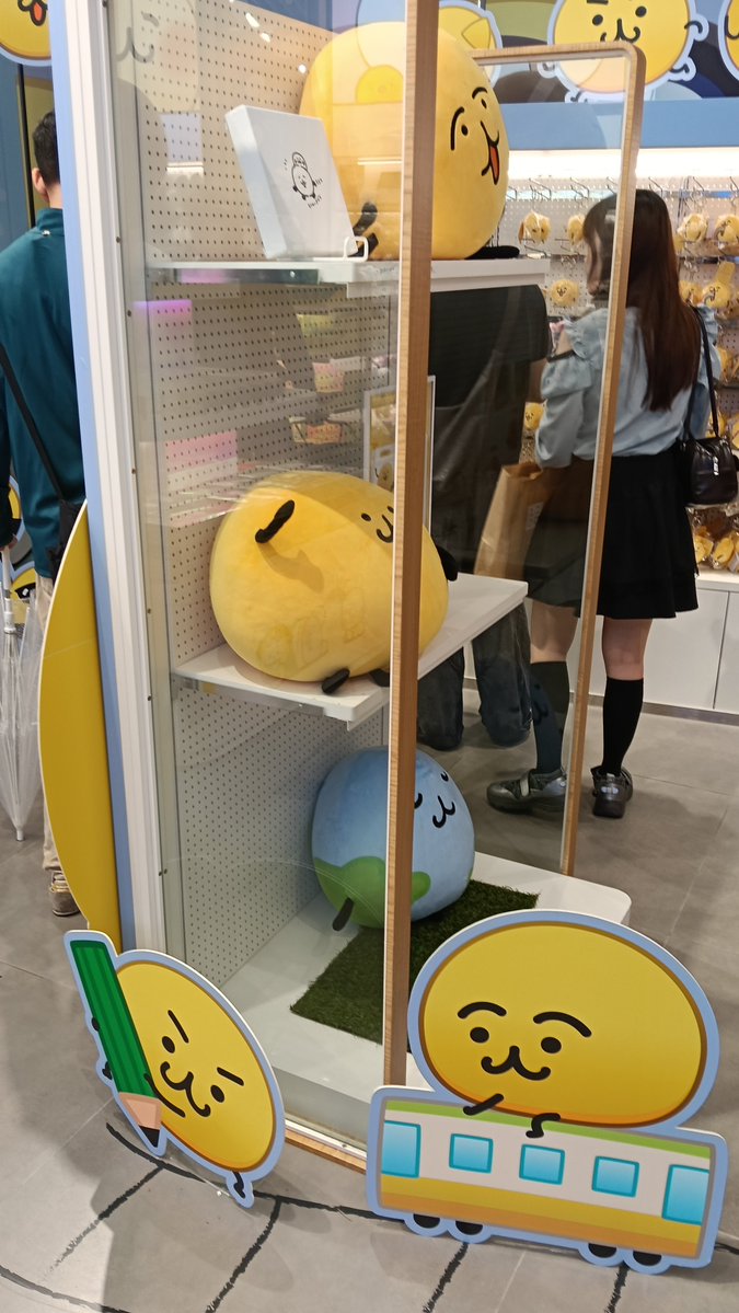 yoshida_sk's tweet photo. えもじの子（仮）ポップアップにやっと行けた!ほとんど売り切れてたけどいくつかお迎え
その途中でBOX入りの子の発送メールもきたうれしい☺ https://t.co/DWFRUfQ8Eu