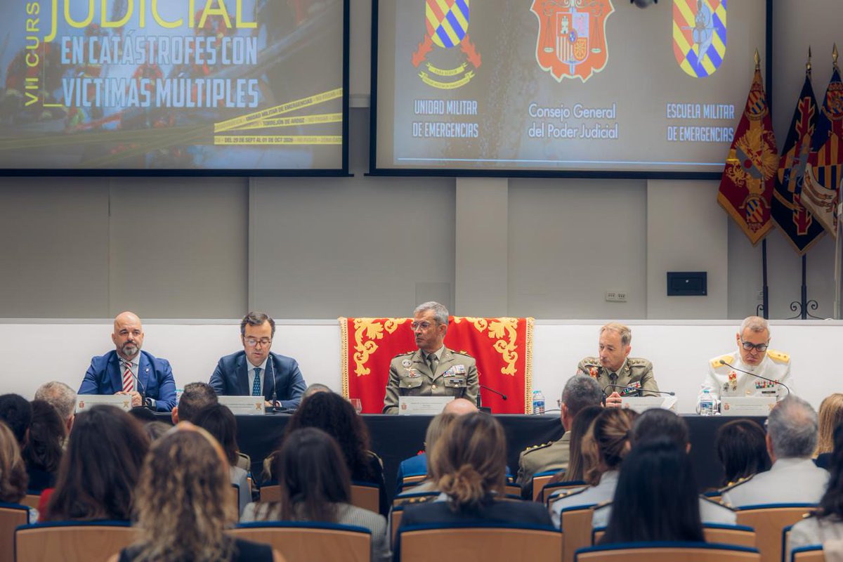 UMEgob's tweet photo. ⚖️ Empieza en la Escuela Militar de Emergencias #EMES la séptima edición de las jornadas de actuación judicial en catástrofes con víctimas múltiples en colaboración con @PoderJudicialEs.
Junto a jueces y magistrados, actualizamos los procedimientos de actuación, el marco legal vigente y los respectivos ámbitos de competencia.