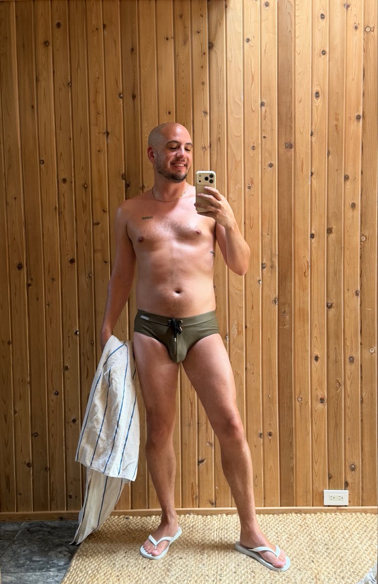 misterecole's tweet photo. I wish it was still #speedo season https://t.co/Bq5C6u2anI