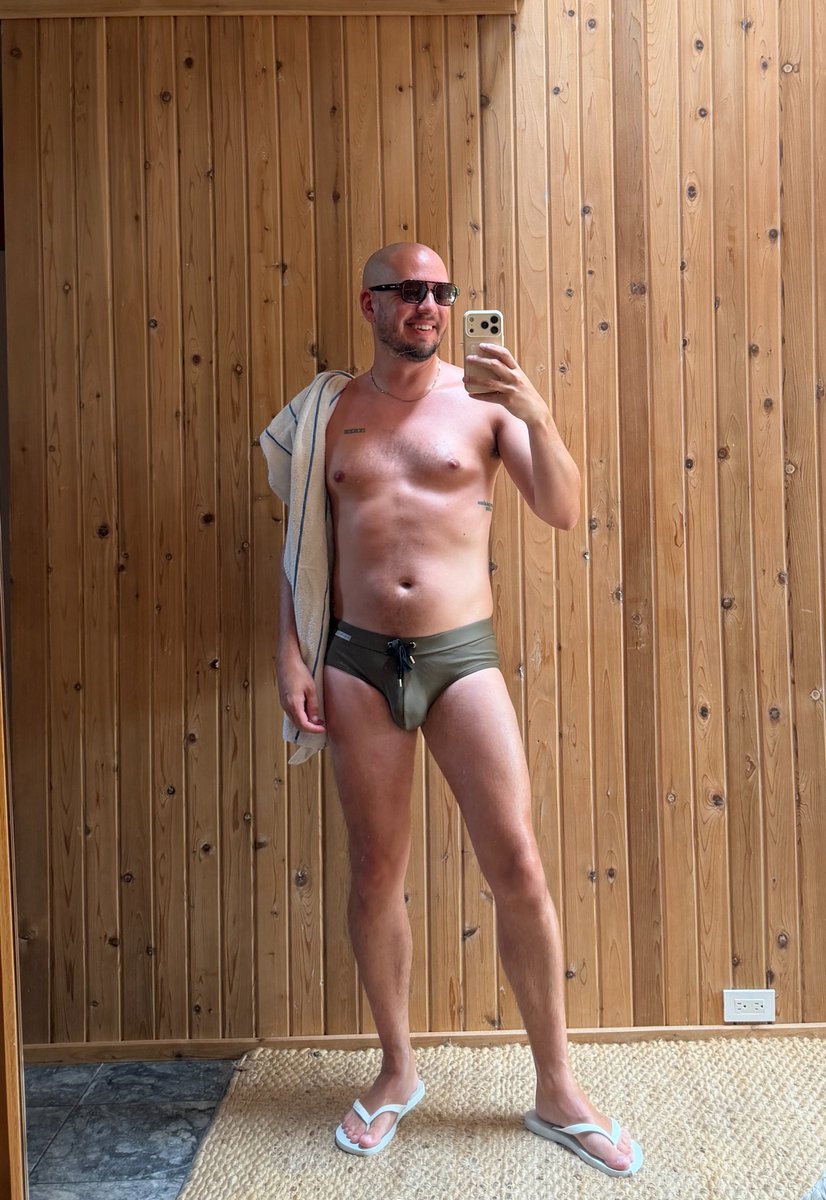 misterecole's tweet photo. I wish it was still #speedo season https://t.co/Bq5C6u2anI