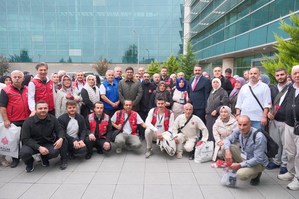 GazilerVakfi's tweet photo. KUTSAL TOPRAKLARDAN 🕋 VATAN TOPRAKLARINA 🇹🇷

Aile ve sosyal hizmetler bakanlığımızın öncülüğünde düzenlenen umre programı kapsamında kutsal topraklarda umre vazifesini yerine getiren kıymetli şehit ailelerimizi, Esenboğa Havalimanı’nda dualarla karşıladık.

Genel Başkanımız (Gazi) Lokman Aylar, Şehit Yakınları ve Gaziler Genel Müdürü Sayın @mhrmkurt ve Ankara Vakıflar Bölge Müdürü Sayın Gökhan Bahçecik ile birlikte bu anlamlı buluşmaya eşlik ettik.

Mukaddes beldelerde edilen duaların aziz şehitlerimizin ruhlarına rahmet, şehit ailelerimizin gönüllerine huzur ve milletimizin birlik ve beraberliğine vesile olmasını niyaz ediyoruz.

Bu anlamlı programın gerçekleşmesinde emeği geçen sayın bakanımız @MahinurOzdemir teşekkür ediyoruz.

Rabbimiz şehit ailelerimizin umrelerini kabul, dualarını makbul eylesin. 🤲🏻🇹🇷