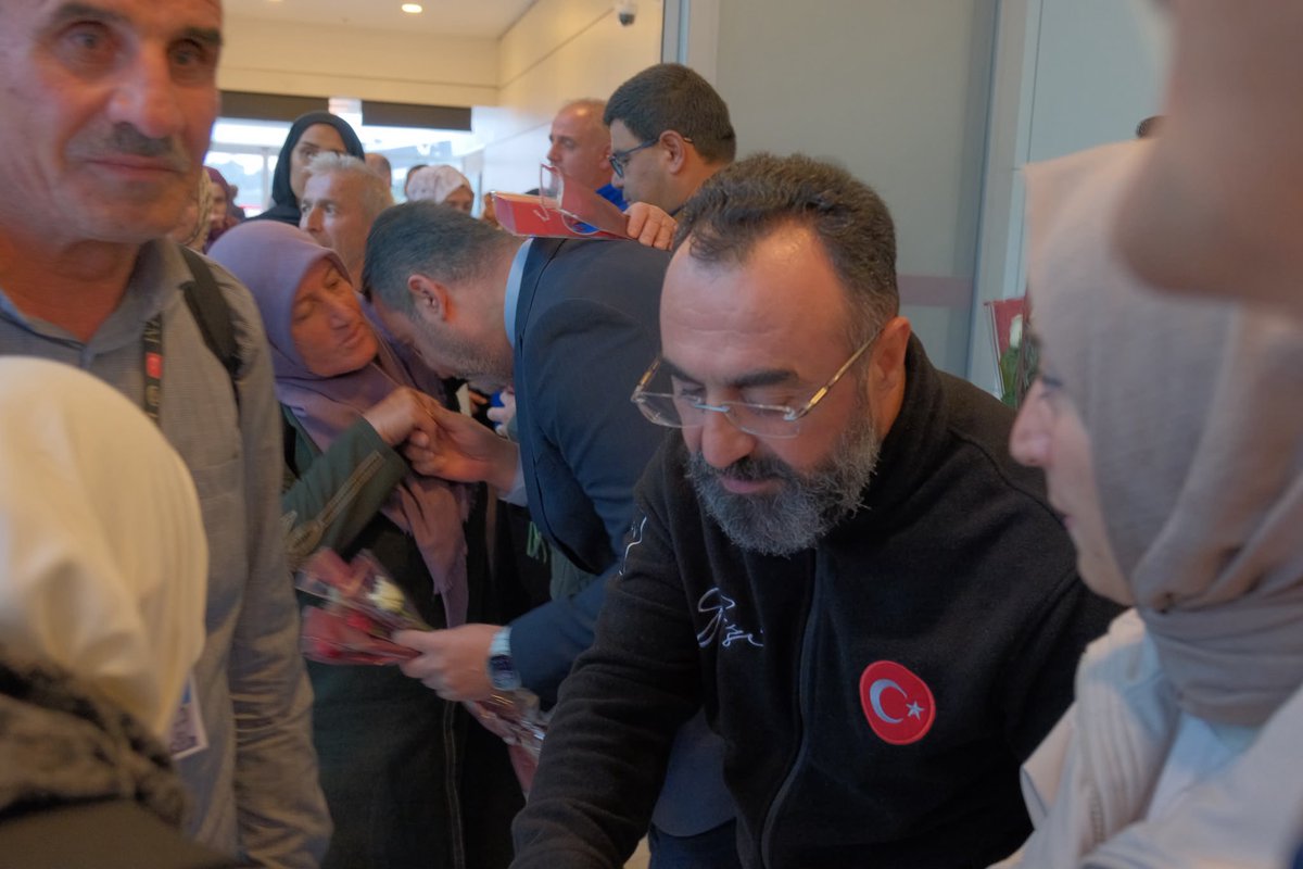 GazilerVakfi's tweet photo. KUTSAL TOPRAKLARDAN 🕋 VATAN TOPRAKLARINA 🇹🇷

Aile ve sosyal hizmetler bakanlığımızın öncülüğünde düzenlenen umre programı kapsamında kutsal topraklarda umre vazifesini yerine getiren kıymetli şehit ailelerimizi, Esenboğa Havalimanı’nda dualarla karşıladık.

Genel Başkanımız (Gazi) Lokman Aylar, Şehit Yakınları ve Gaziler Genel Müdürü Sayın @mhrmkurt ve Ankara Vakıflar Bölge Müdürü Sayın Gökhan Bahçecik ile birlikte bu anlamlı buluşmaya eşlik ettik.

Mukaddes beldelerde edilen duaların aziz şehitlerimizin ruhlarına rahmet, şehit ailelerimizin gönüllerine huzur ve milletimizin birlik ve beraberliğine vesile olmasını niyaz ediyoruz.

Bu anlamlı programın gerçekleşmesinde emeği geçen sayın bakanımız @MahinurOzdemir teşekkür ediyoruz.

Rabbimiz şehit ailelerimizin umrelerini kabul, dualarını makbul eylesin. 🤲🏻🇹🇷