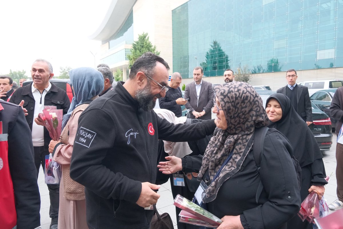 GazilerVakfi's tweet photo. KUTSAL TOPRAKLARDAN 🕋 VATAN TOPRAKLARINA 🇹🇷

Aile ve sosyal hizmetler bakanlığımızın öncülüğünde düzenlenen umre programı kapsamında kutsal topraklarda umre vazifesini yerine getiren kıymetli şehit ailelerimizi, Esenboğa Havalimanı’nda dualarla karşıladık.

Genel Başkanımız (Gazi) Lokman Aylar, Şehit Yakınları ve Gaziler Genel Müdürü Sayın @mhrmkurt ve Ankara Vakıflar Bölge Müdürü Sayın Gökhan Bahçecik ile birlikte bu anlamlı buluşmaya eşlik ettik.

Mukaddes beldelerde edilen duaların aziz şehitlerimizin ruhlarına rahmet, şehit ailelerimizin gönüllerine huzur ve milletimizin birlik ve beraberliğine vesile olmasını niyaz ediyoruz.

Bu anlamlı programın gerçekleşmesinde emeği geçen sayın bakanımız @MahinurOzdemir teşekkür ediyoruz.

Rabbimiz şehit ailelerimizin umrelerini kabul, dualarını makbul eylesin. 🤲🏻🇹🇷