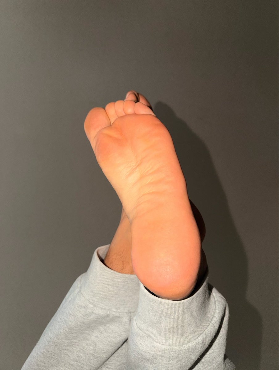 masteromarr's tweet photo. would you like to give them a massage f4g ? 

malefeet masterfeet feetslave https://t.co/T19Z2Q6xXE