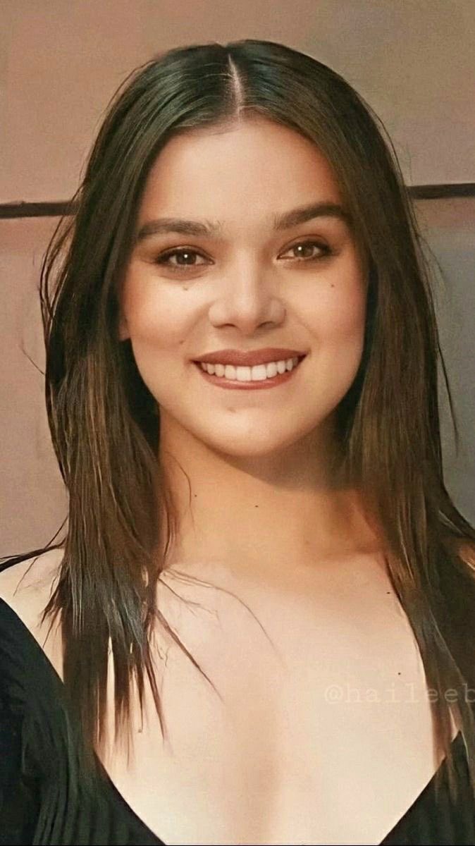 Haileeluvss's tweet photo. Hailee Steinfeld is PURE PERFECTION✨🖤 https://t.co/QCO4EMJVK0