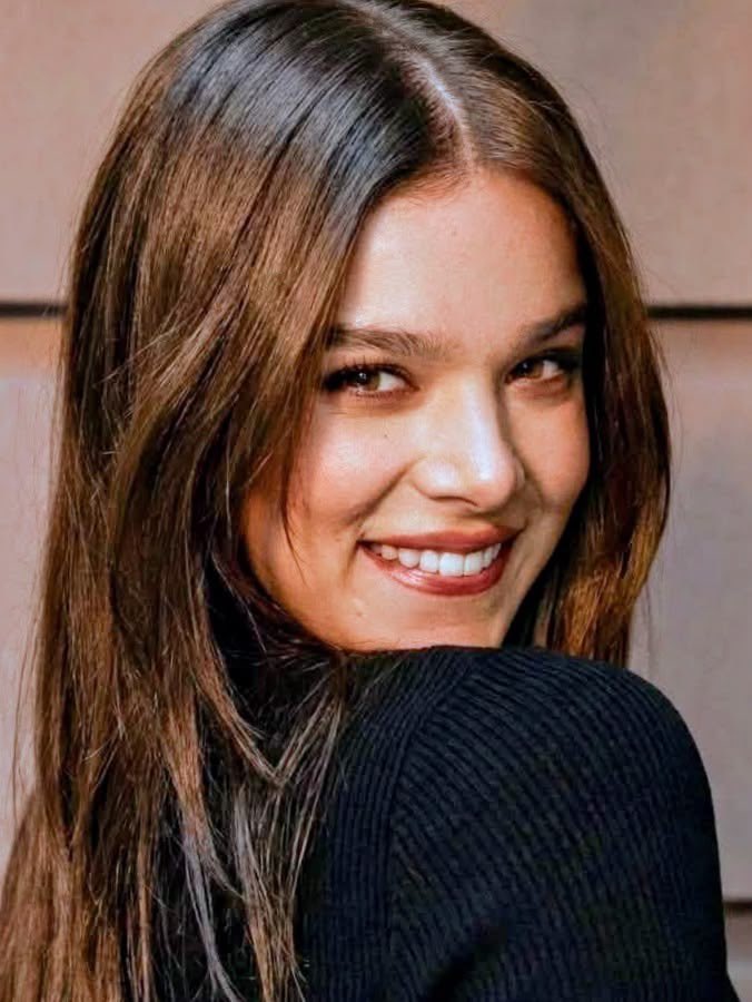 Haileeluvss's tweet photo. Hailee Steinfeld is PURE PERFECTION✨🖤 https://t.co/QCO4EMJVK0