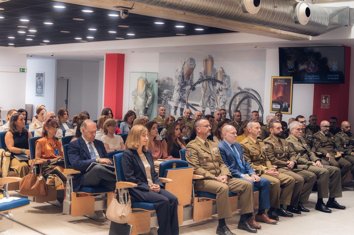 UMEgob's tweet photo. ⚖️ Empieza en la Escuela Militar de Emergencias #EMES la séptima edición de las jornadas de actuación judicial en catástrofes con víctimas múltiples en colaboración con @PoderJudicialEs.
Junto a jueces y magistrados, actualizamos los procedimientos de actuación, el marco legal vigente y los respectivos ámbitos de competencia.