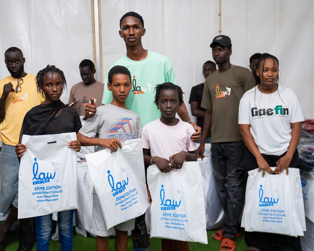 Malawpikine123's tweet photo. 2eme  édition de don kits scolaires.Dans une ambiance solennelle et empreinte de joie, nous avons l’honneur de procéder à la distribution de kits scolaires aux élèves, en présence des hautes autorités Maire de commune pikine ouest Déléguée quartier Lutteur artiste . https://t.co/ASJDeXEp4T