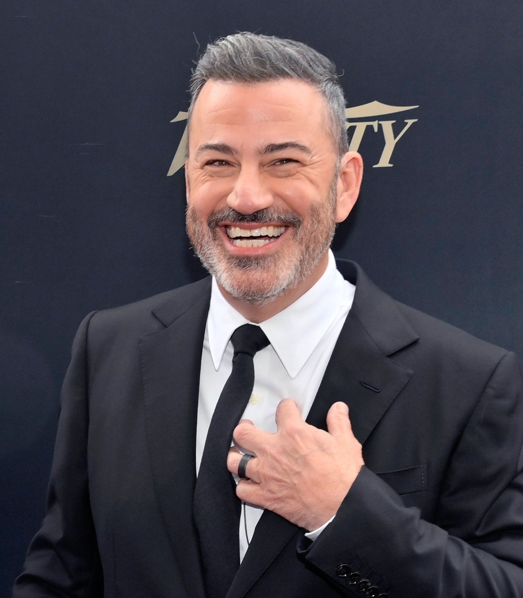 pubity's tweet photo. Zohran Mamdani shut down Jimmy Kimmel when asked if they could take a selfie and text it to Donald Trump.

"Jimmy, I love you, but I love housing more." https://t.co/8ebyG4LC5H