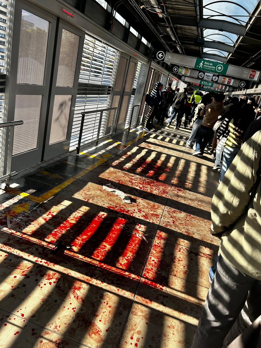 ColombiaOscura's tweet photo. #TERRIBLE. Nos informan sobre una riña presuntamente protagonizada por vendedores informales en la estación de @TransMilenio U/Nacional, dejó a una mujer con una mano ensangrentada y a un hombre con bastón lesionado en una oreja, un hecho ocurrido sobre las 6:50AM de este 29E3P. https://t.co/qU8QzvClgD