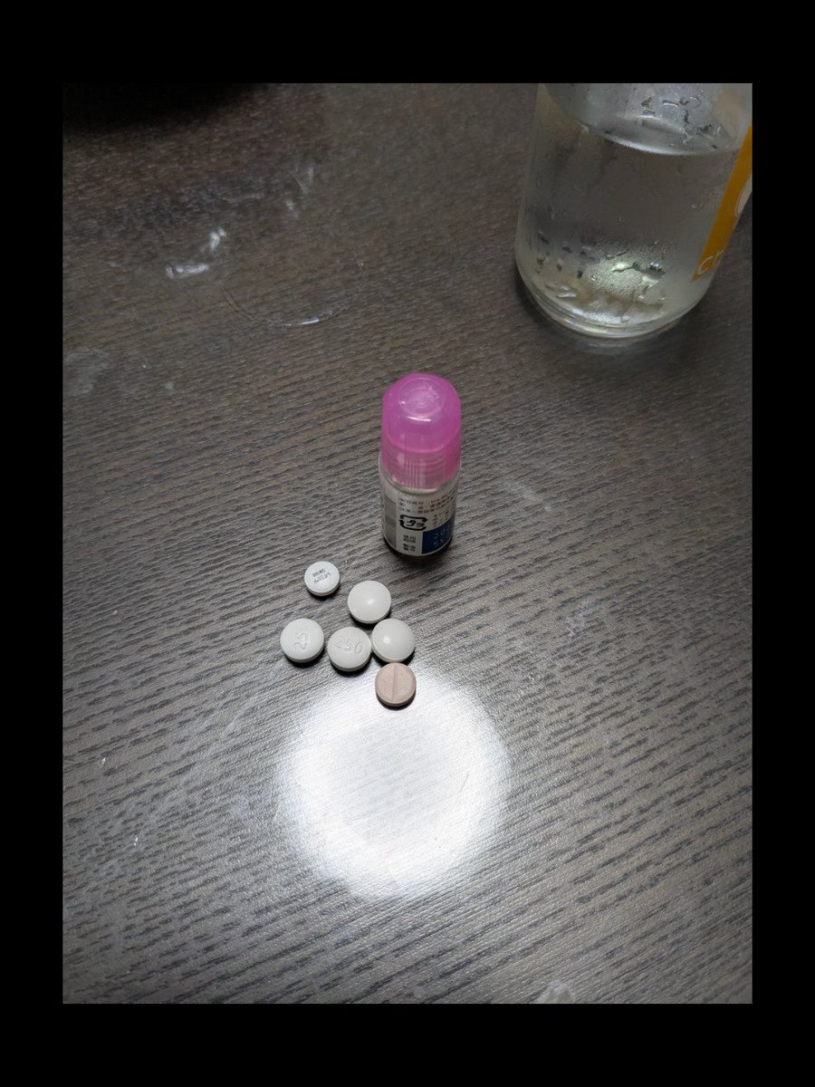 heromasa_com's tweet photo. これ1日に朝昼夜3回飲んで目薬指してるけど、本当に風邪だけか不安になる量だな https://t.co/CLZBeuKlwp