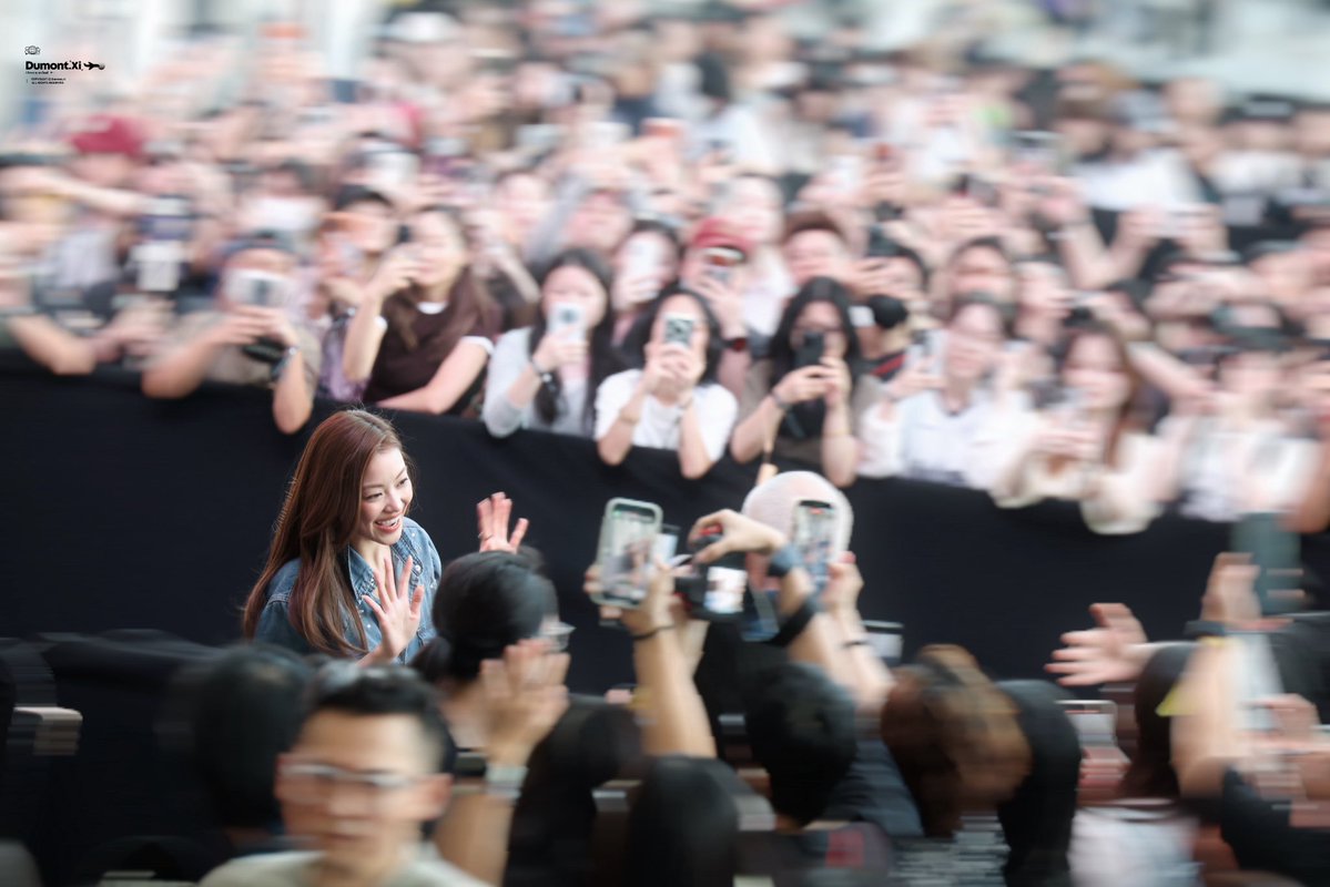 Dumont_Xi's tweet photo. I have some things I want to say about today’s event...

During the internal event, miu was actually thinking about the fans who came to see her the whole time. But because she needed to finish her work, she only came out very late to say hello to everyone.

After she came out to greet everyone, the staff had already taken miu back to the internal area, but miu suddenly came back to the venue with her own phone and filmed every fan who came to support her... The staff kept urging miu to leave, but she was trying to greet the fans one by one as much as possible...

I’m very happy that I got to see miu today, but I’m even happier to see so many fans who came for her. It’s almost been a year since I got to know lenamiu, and more and more people are truly coming to love them.

Also, I want to say that the fans at the outside venue waited for a really long time today, and the weather was really very hot... Everyone, thank you for your hard work 😢

see u next time @miunatshaa 🫶

#AMRDeSaisonxMiu
#MiuNatsha #หมิวณัชชา