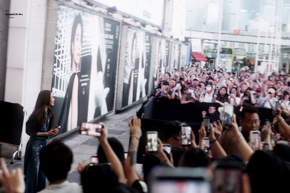 Dumont_Xi's tweet photo. I have some things I want to say about today’s event...

During the internal event, miu was actually thinking about the fans who came to see her the whole time. But because she needed to finish her work, she only came out very late to say hello to everyone.

After she came out to greet everyone, the staff had already taken miu back to the internal area, but miu suddenly came back to the venue with her own phone and filmed every fan who came to support her... The staff kept urging miu to leave, but she was trying to greet the fans one by one as much as possible...

I’m very happy that I got to see miu today, but I’m even happier to see so many fans who came for her. It’s almost been a year since I got to know lenamiu, and more and more people are truly coming to love them.

Also, I want to say that the fans at the outside venue waited for a really long time today, and the weather was really very hot... Everyone, thank you for your hard work 😢

see u next time @miunatshaa 🫶

#AMRDeSaisonxMiu
#MiuNatsha #หมิวณัชชา