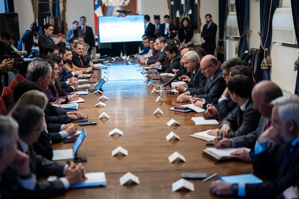 PresidenteKast's tweet photo. El Presupuesto 2027 debe reflejar lo que hoy más urge a los chilenos, seguridad y empleo.Nos reunimos con los subsecretarios para ordenar las prioridades de cada ministerio y cuidar cada peso de los chilenos antes de presentarlo al Congreso. https://t.co/D80vC6QhPx