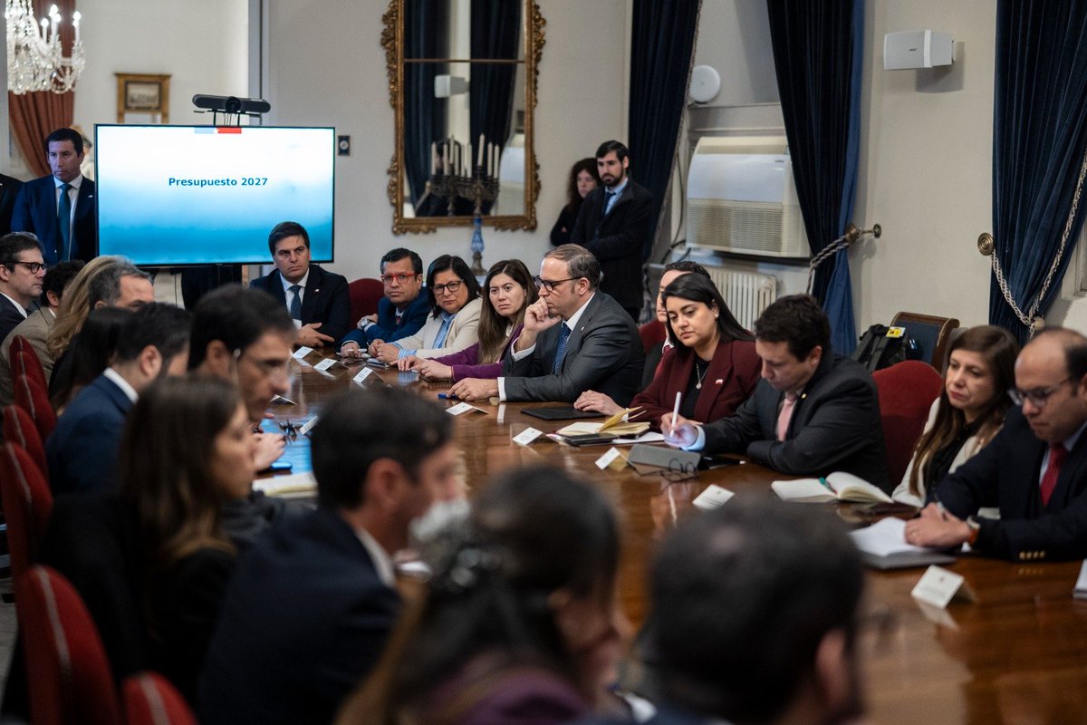 PresidenteKast's tweet photo. El Presupuesto 2027 debe reflejar lo que hoy más urge a los chilenos, seguridad y empleo.Nos reunimos con los subsecretarios para ordenar las prioridades de cada ministerio y cuidar cada peso de los chilenos antes de presentarlo al Congreso. https://t.co/D80vC6QhPx