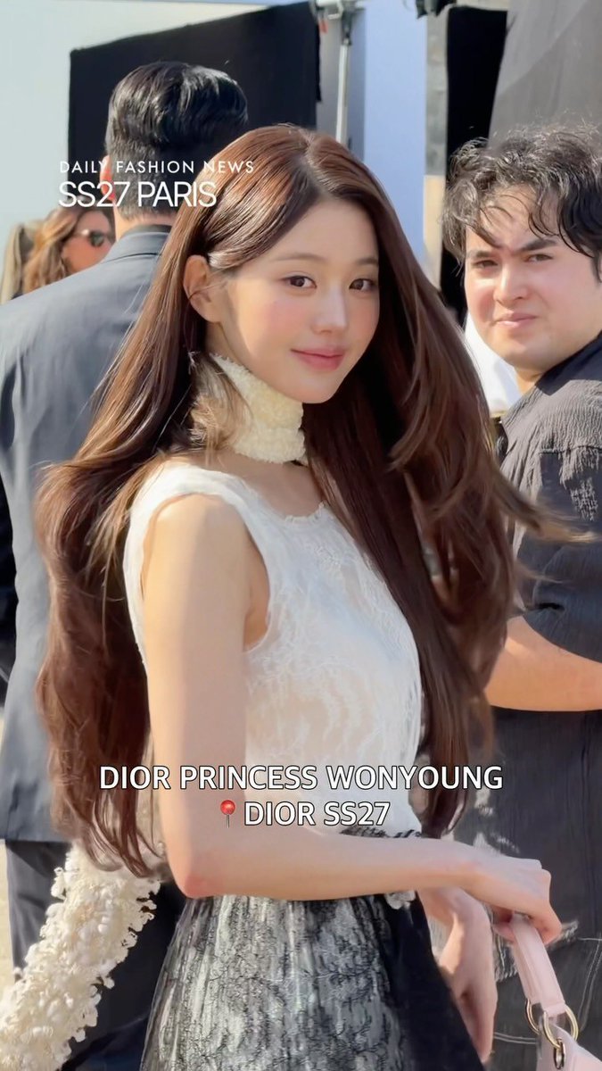 WonyoungGlobal's tweet photo. 🎥 [VIDEO] 260929 Daily Fashion News Instagram update with Jang Wonyoung | DiorSummer27

WONYOUNG IN DIOR
#WonyoungDiorSummer27
#JANGWONYOUNG #WONYOUNG
#DiorSummer27 @Dior https://t.co/4B8vzNfi7o