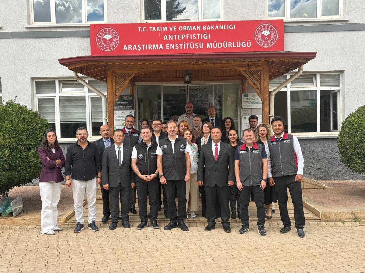 tagemgovtr's tweet photo. 🌿 Genel Müdürümüz Sayın Dr. M. Altuğ Atalay, Genel Müdür Yardımcımız Sayın Doç. Dr. Fatih Özdemir ve İdari İşler ve Koordinasyon Daire Başkanımız Sayın Av. Alper Tezcan, Antepfıstığı Araştırma Enstitüsü Müdürlüğünü ziyaret etti.

Genel Müdürümüz ve beraberindeki heyeti, Antepfıstığı Araştırma Enstitü Müdürü Sayın Mehmet Fatih Batmaz karşıladı.

Gerçekleştirilen ziyarette, Enstitümüz bünyesinde yürütülen Ar-Ge faaliyetleri, ıslah çalışmaları, devam eden projeler ve antepfıstığı yetiştiriciliğine yönelik çalışmalar hakkında bilgi verildi.

Ziyaret kapsamında Enstitümüze ait laboratuvarlar, seralar ve uygulama alanları gezilerek, yürütülen araştırma ve uygulama çalışmaları yerinde incelendi. Mevcut çalışmaların yanı sıra Enstitümüzün araştırma altyapısı ve geleceğe yönelik planlanan faaliyetleri hakkında değerlendirmelerde bulunuldu.

Program kapsamında ayrıca Gaziantep İl Tarım ve Orman Müdürü Sayın İbrahim Sağlam da makamında ziyaret edilerek bölgedeki tarımsal faaliyetler değerlendirildi. 🌱
@TCTarim @AntepfstArstm