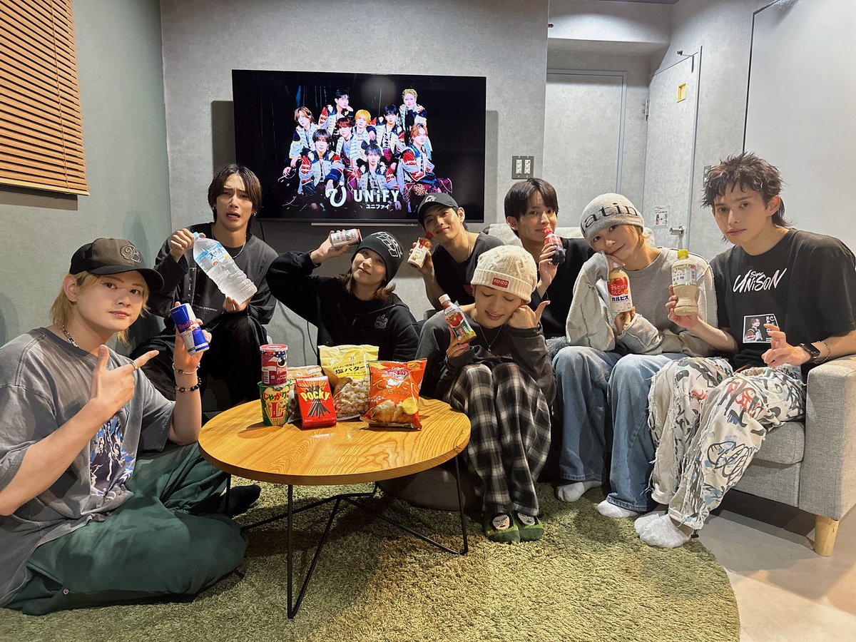 UNiFY0601's tweet photo. 9月FC配信誠にありがとうございました！

9時間配信お疲れさま会を開催🍿✨
突如始まった常識クイズ…！
宝の珍回答とRAYの鮮やかな回答が光りました。

次回の担当は瑠架 &amp; 将平🐕👑
来月もお楽しみに🙌🏻

🔻FC入会はこちら✨️
【https://t.co/O8oUeBrFc3】

 #UNiFY #uu #withuu https://t.co/wYjpNG4ESn