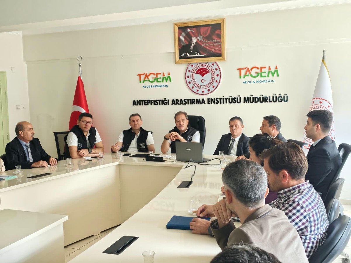 tagemgovtr's tweet photo. 🌿 Genel Müdürümüz Sayın Dr. M. Altuğ Atalay, Genel Müdür Yardımcımız Sayın Doç. Dr. Fatih Özdemir ve İdari İşler ve Koordinasyon Daire Başkanımız Sayın Av. Alper Tezcan, Antepfıstığı Araştırma Enstitüsü Müdürlüğünü ziyaret etti.

Genel Müdürümüz ve beraberindeki heyeti, Antepfıstığı Araştırma Enstitü Müdürü Sayın Mehmet Fatih Batmaz karşıladı.

Gerçekleştirilen ziyarette, Enstitümüz bünyesinde yürütülen Ar-Ge faaliyetleri, ıslah çalışmaları, devam eden projeler ve antepfıstığı yetiştiriciliğine yönelik çalışmalar hakkında bilgi verildi.

Ziyaret kapsamında Enstitümüze ait laboratuvarlar, seralar ve uygulama alanları gezilerek, yürütülen araştırma ve uygulama çalışmaları yerinde incelendi. Mevcut çalışmaların yanı sıra Enstitümüzün araştırma altyapısı ve geleceğe yönelik planlanan faaliyetleri hakkında değerlendirmelerde bulunuldu.

Program kapsamında ayrıca Gaziantep İl Tarım ve Orman Müdürü Sayın İbrahim Sağlam da makamında ziyaret edilerek bölgedeki tarımsal faaliyetler değerlendirildi. 🌱
@TCTarim @AntepfstArstm