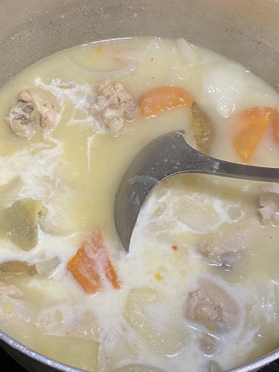 doraneun's tweet photo. 今夜は寒いので鶏手羽元でホワイトシチューです
ソーセージもボイルしましたん https://t.co/lPSFRcq0yF