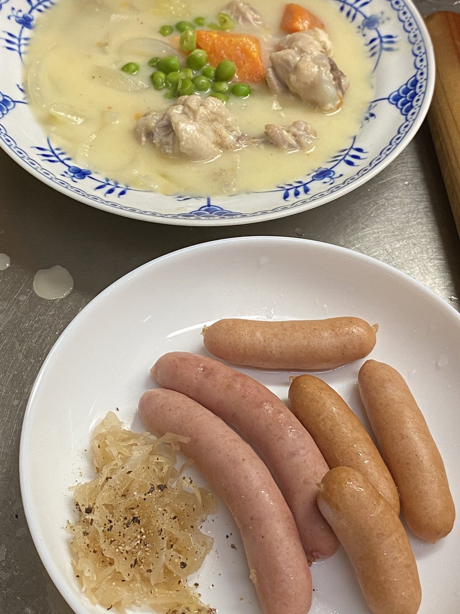 doraneun's tweet photo. 今夜は寒いので鶏手羽元でホワイトシチューです
ソーセージもボイルしましたん https://t.co/lPSFRcq0yF