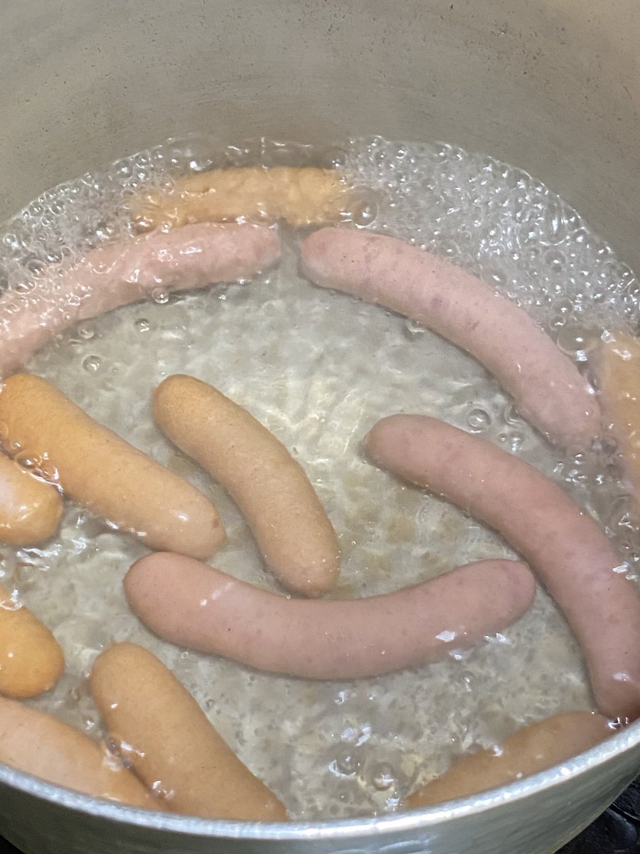 doraneun's tweet photo. 今夜は寒いので鶏手羽元でホワイトシチューです
ソーセージもボイルしましたん https://t.co/lPSFRcq0yF