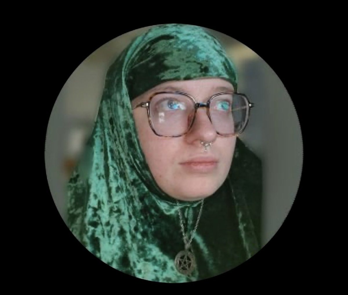 Flare022708's tweet photo. Was wondering how that secular hijabi person got traction in the first place until I realized its cause they used to be FUCKING Jamie, the 16 year old streamer who absolutely took over the internet 😭 https://t.co/NspcjuuaK1