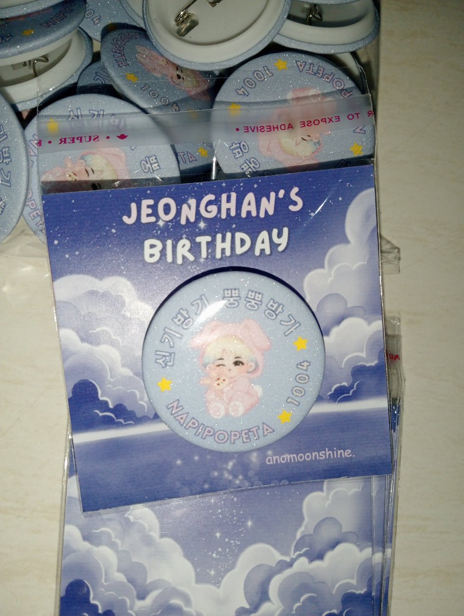 anomoonshine's tweet photo. yeaaaay udah sampeee

maaci kak @shuajagiya hasil cetak pin glitternya cakepp😭😭🫶

kak @rizeshi_ , izin pakee desainnya yaah makasii🫶💕✨

yang ikut event di @captyoon1004 &amp; @loncengsalju_  semoga berkenan terima yaaah kalo ketemuu✨ https://t.co/hneTMzBgni