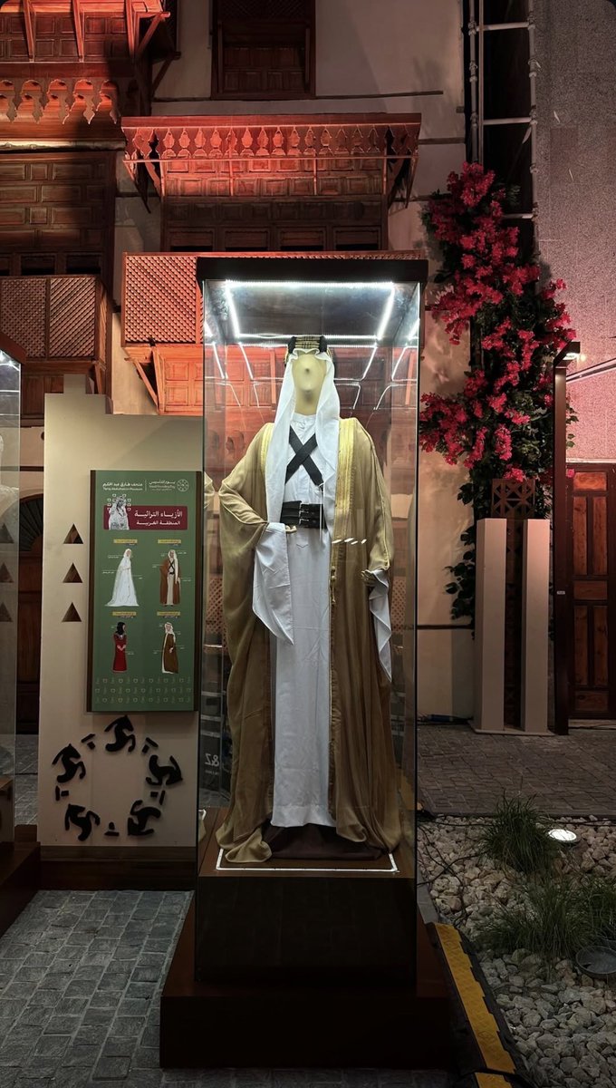 Historiaarabi's tweet photo. لا يا حبيبنا مافي شي اسمه "حر فيما البس" إذا الموضوع له علاقة بثقافتنا وفيه تزوير وتقليل من أهل المنطقة وانت ادرى أن هذا ليس لباس أهل الحجاز بل لباس من قدم من الحجاج وسمحت له حكومتنا بالبقاء هنا

إذا أنت عربي أصيل ما رضيت تظهر أهل الحجاز بهذا الشكل بزي وافدين مرفوض حتى من الوزارة https://t.co/ijMqLIh1Bm