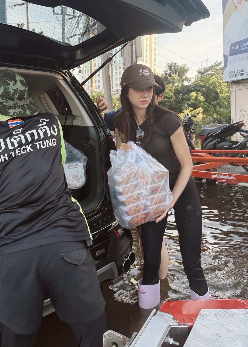 diana_aelm's tweet photo. lena was supposed to have an event today but
it got cancelled bc of the flooding in thailand  instead of resting (which she deserves she's been working so much) she went out to do charity and help flood victims… 

anyone who hates on her should be ashamed of themselves honestly https://t.co/PZjSDhT1Bc