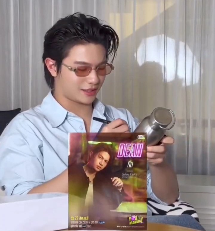 loving_fictions's tweet photo. Not him promoting You Maniac series and Dean in middle of selling his water bottle 😭😭🤏

William getting a marker to write Dean's name on Zaven Sterling bottle 🤏🤏

#williamjkp #Zaven
#YouManiacSeries https://t.co/B1V7iVQpPO