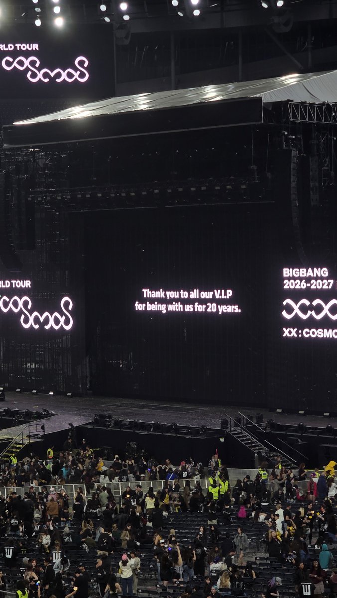 dyokyungja's tweet photo. I'm still at the stadium guys 😭😭😭
#BIGBANG #빅뱅
#COSMOSinLONDON https://t.co/g3dvYNddUT