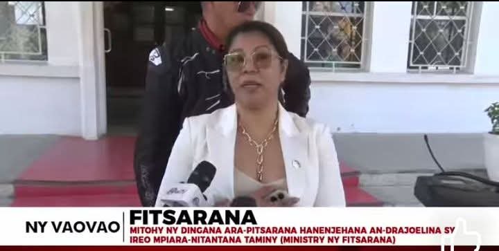 Heryyy187's tweet photo. Mitohy ny dingana ara-pitsarana hanenjehana an'i Rajoelina, Ntsay Christian, Marie Michèle, hoy ny minisitrin'ny fitsarana Fanirisoa Ernaivo. https://t.co/gRY9FvWNze
