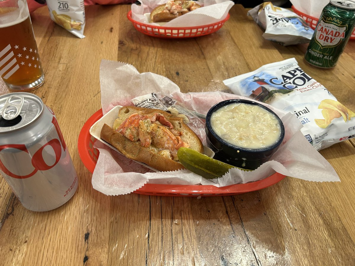 peperonron21's tweet photo. グランドセントラルのLuke’s lobsterでロブスターロール 🗽

本当はオイスターバーに行きたかったんだけど、なんと貸切営業😭
で急遽Luke’s lobsterへ✨

高かったけど美味しかった🥹

#Newyork
#Lukeslobster
#ニューヨーク
#ロブスターロール https://t.co/t7IjDXPV9U