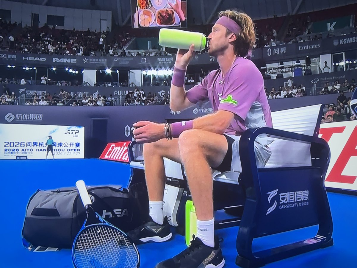 TennisRespecter's tweet photo. rublev holds. down a break 2-3

way meddy is serving, rublev has to start taking chances to get back in https://t.co/pJTE7vCuVD