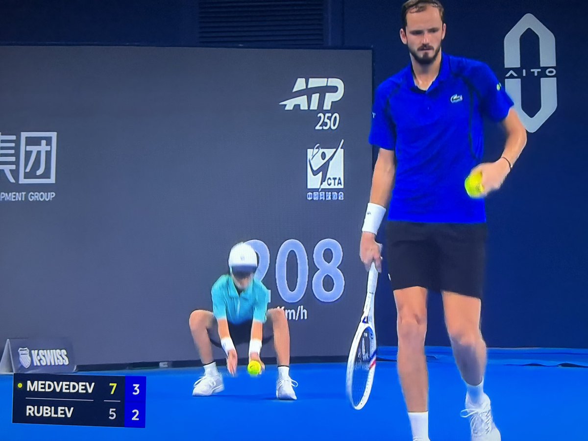 TennisRespecter's tweet photo. rublev holds. down a break 2-3

way meddy is serving, rublev has to start taking chances to get back in https://t.co/pJTE7vCuVD