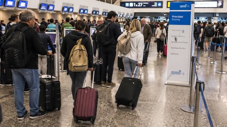 losreporterosok's tweet photo. 🚨 #ECONOMÍA | Balanza en rojo. Pese al atraso cambiario, cae la salida de argentinos al exterior y el déficit turístico roza los 400 mil visitantes.
Leé la nota completa acá 👇🔗https://t.co/puagAay1OQ
#Economia #Turismo #Dolar #Reservas #Viajes #LosReporteros #LaNoticiaAntes https://t.co/NK4HvH25qU