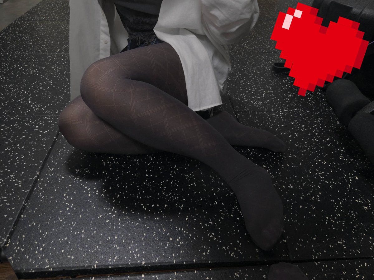 EMilou_Feet's tweet photo. Tuesday night… Which one do you prefer? 🩶

火曜日の夜…どっちが好き？🩶

#タイツ #tights #night #よる https://t.co/nIfrztlWVb