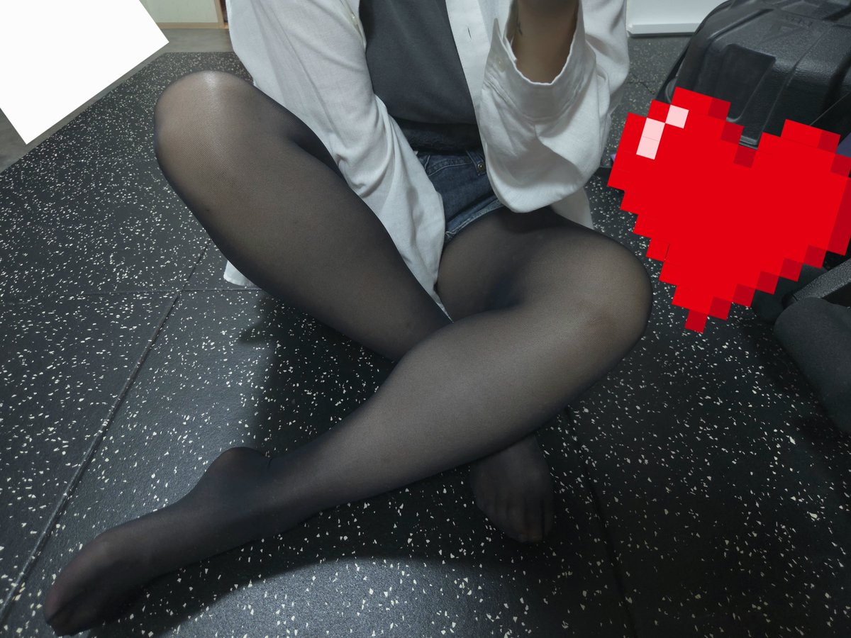 EMilou_Feet's tweet photo. Tuesday night… Which one do you prefer? 🩶

火曜日の夜…どっちが好き？🩶

#タイツ #tights #night #よる https://t.co/nIfrztlWVb