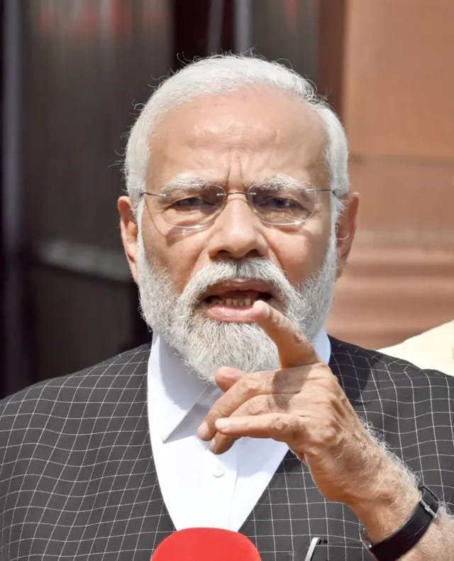 JaikyYadav16's tweet photo. भारत सरकार देश में 18 साल से कम उम्र के लोगों के लिए सोशल मीडिया पर प्रतिबंध लगाने की योजना बना रही है।

सॉलिसिटर जनरल तुषार मेहता ने सुप्रीम कोर्ट को बताया कि,

केंद्र सरकार IT नियमों में बदलाव करने वाली है जिसके बाद सोशल मीडिया कंपनियां नाबालिगों को अकाउंट बनाने की परमिशन नहीं देगी।

यानि बच्चों के लिए सोशल मीडिया अकाउंट बनाने पर रोक लग सकती है।

मेरा मानना है अगर सरकार इसपर फैसला लेती है तो 18 नहीं बल्कि 16 साल के बच्चों पर प्रतिबंध लगाना चाहिए।