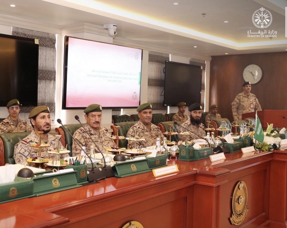 MilitaryStd2025's tweet photo. 📍بريطانيا أعلنت في 22 سبتمبر تقديم دعم  بطائرات تزويد بالوقود، والمساهمة في الدفاع الجوي ضد الصواريخ والمسيّرات المعادية في المنطقة ،،، 

واليوم تم اجتماع قيادة القوات البرية السعودية والبريطانية ومثل هذا الاجتماع يتم قراءته باعتباره جزءاً من رفع مستوى التكامل العسكري والاستعداد لأي سيناريو قادم