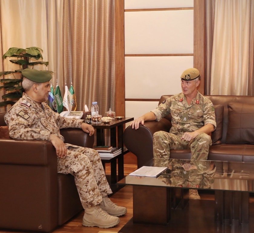 MilitaryStd2025's tweet photo. 📍بريطانيا أعلنت في 22 سبتمبر تقديم دعم  بطائرات تزويد بالوقود، والمساهمة في الدفاع الجوي ضد الصواريخ والمسيّرات المعادية في المنطقة ،،، 

واليوم تم اجتماع قيادة القوات البرية السعودية والبريطانية ومثل هذا الاجتماع يتم قراءته باعتباره جزءاً من رفع مستوى التكامل العسكري والاستعداد لأي سيناريو قادم