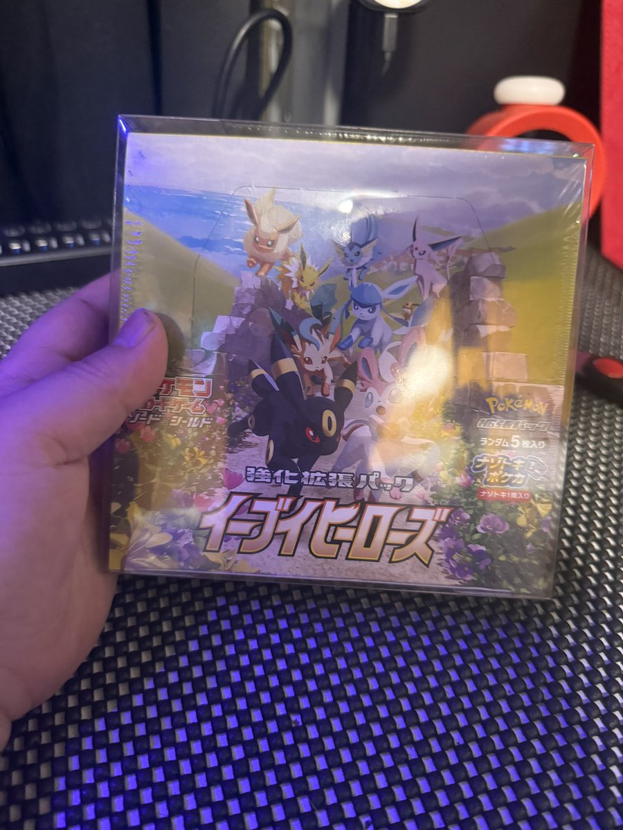 toro_YouTube's tweet photo. オリパワンで当てたイーブイヒーローズ
開封します！
現在およそ１２万円
ブラッキーVMAX狙い
配信にきてください！絶対ひく！
#ポケカ https://t.co/TOH1sX7Lnh