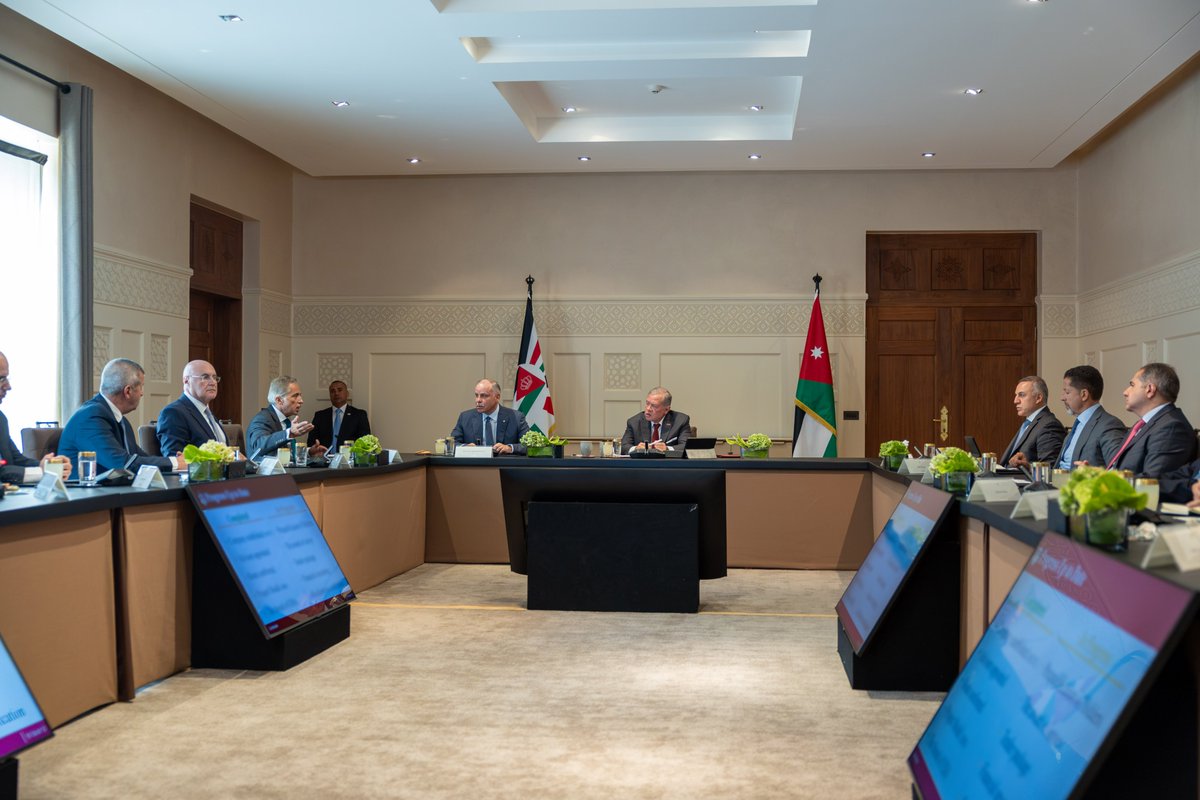 RHCJO's tweet photo. جلالة الملك عبدالله الثاني يترأس اجتماعا في قصر الحسينية لمتابعة عمل الحكومة في قطاع الغاز وخطط تطويره، بما يدعم أمن الطاقة ويرفع تنافسية الاقتصاد الوطني، ويطلع على سير العمل في تنفيذ خطة تطوير حقل الريشة وزيادة إنتاجيته.
#الأردن https://t.co/9wd8O7Qlgs